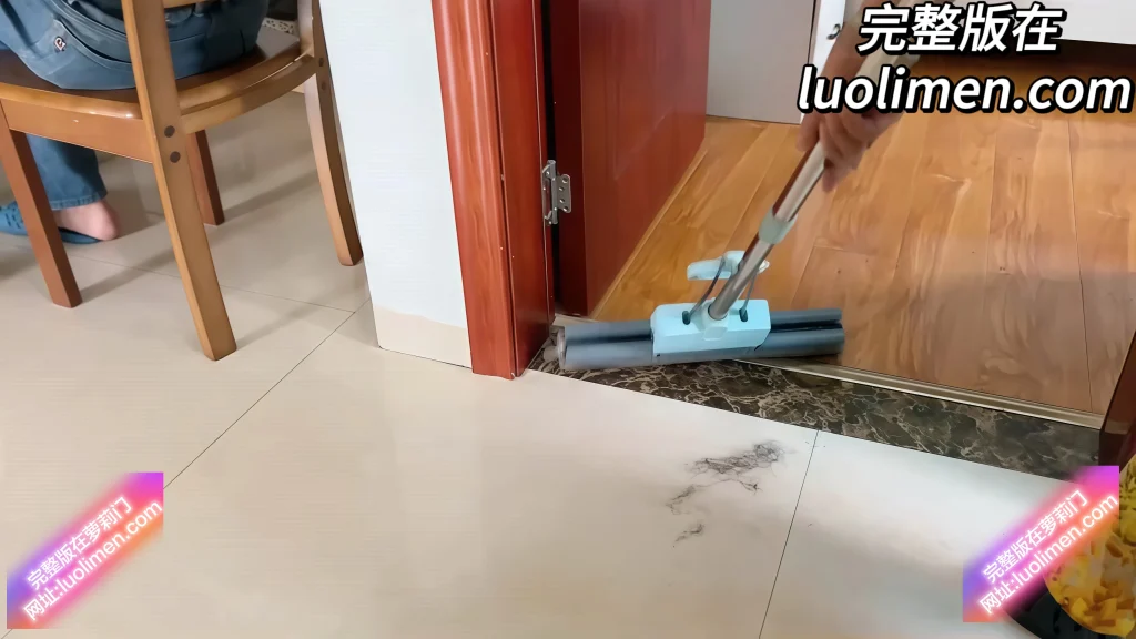 图片[5]-小马拉大车 国产母子乱伦剧情 妈妈趁爸爸在屋里休息 从卧室大战到客厅！- 在线播放-LUOLIMEN 萝莉门