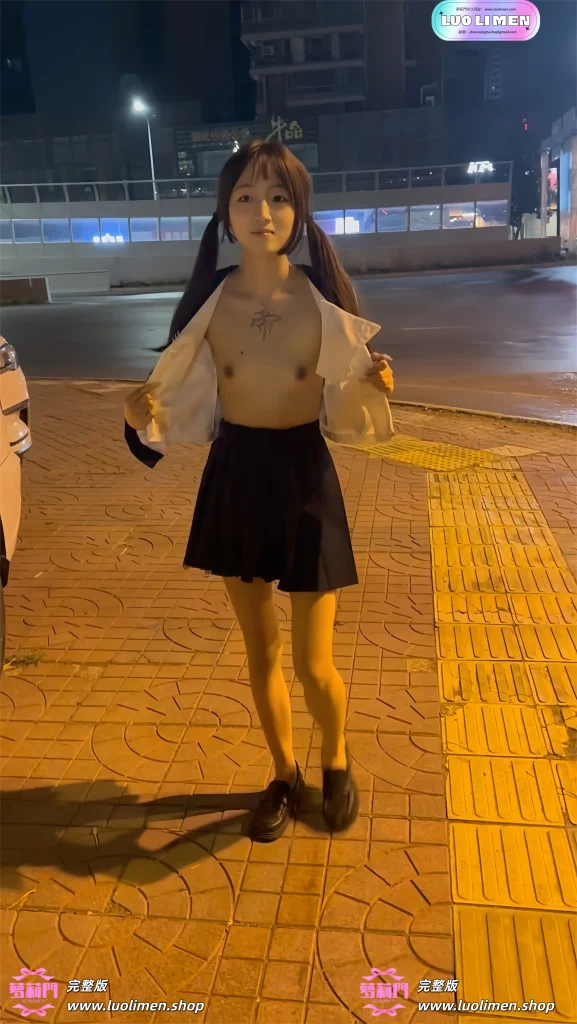 图片[2]-西萌工作室 – 新作 22分钟 2K画质 涵涵深夜街头全裸行走+小泪街头露出勾引-LUOLIMEN 萝莉门
